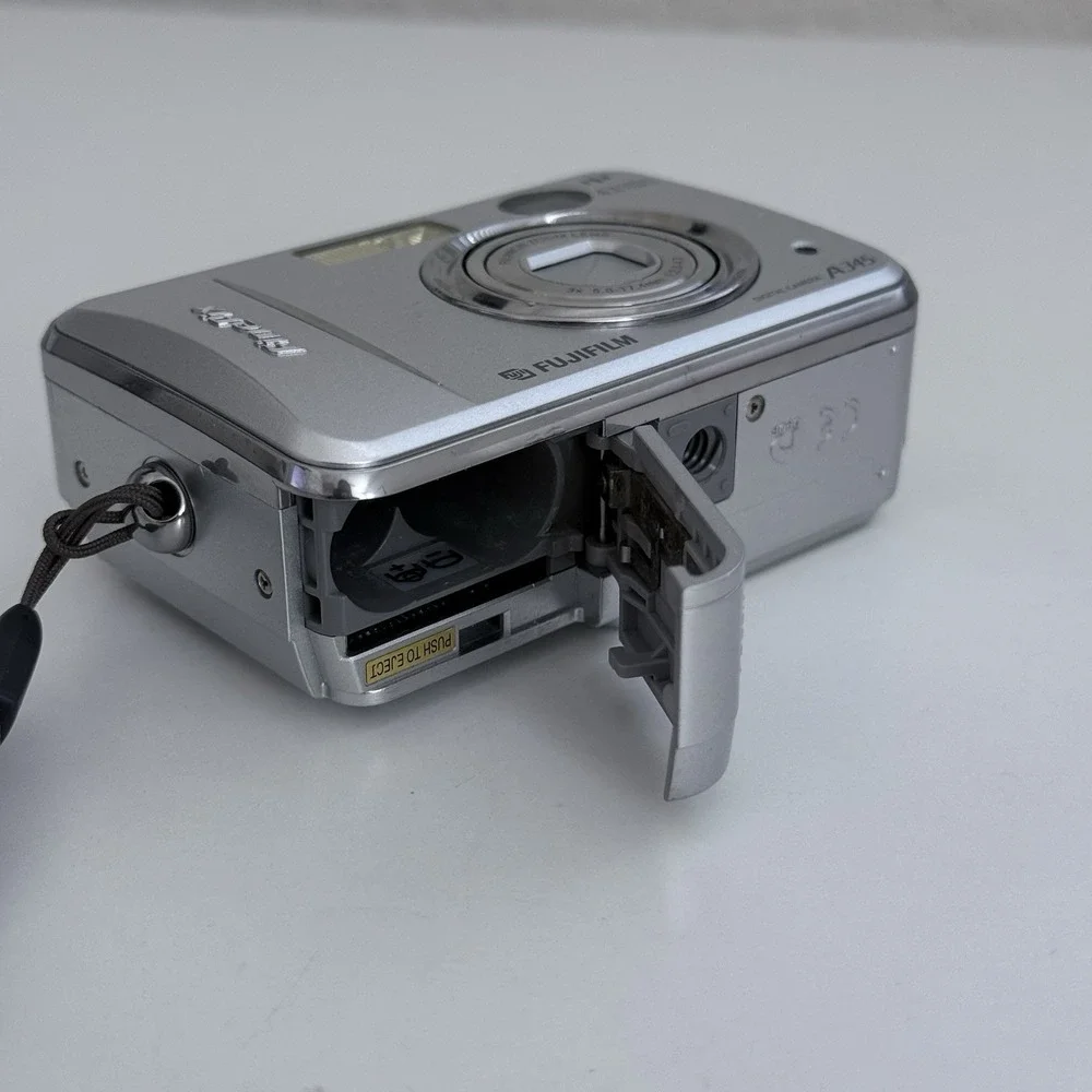Fujifilm FinePix A345 Digital 4.1MP 3x Zoom Silver CAMERA ONLY *LENS NEED REPAIR